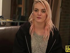Rubia de pelo corto está dando lecciones de sexo