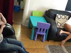 Tres hermosas damas complaciendo a Matt en el sofá