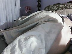 Nena negra follada en el sofá