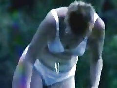 Mamás rubias compartiendo la gran salchicha de Jordan
