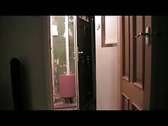 Hermosa ama de casa tiene pezones alegres
