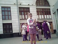 Nena rubia frota la polla de su compañera de cuarto