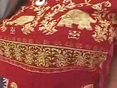 MILF sexy bella tiene su agujero de gatito perforado