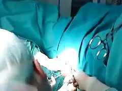 Mujer morena gordita dando una cabeza agradable