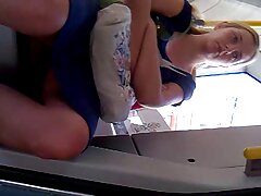 La puta Quinn Wilde seduce a dos sementales negros y tienen sexo en trío