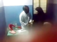 Milf de grandes pechos chupando pollas en secreto