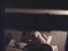 Puta con pechos Kendra Lust chupa una polla dura y es follada en la cama