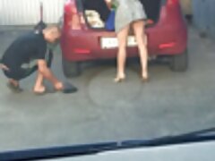 Mujer rubia se despierta con ganas de sexo