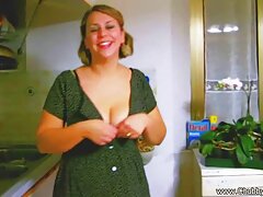 Lindas amigas Adriana Chechik y Scarlett Sage lamiendo y besándose en el suelo