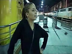 Mujer insaciable se folla a dos tíos cachondos
