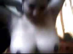 Mona Blue abre los labios de su coño para una gran polla