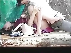 Madura gruesa se folla a un joven español en el vestuario