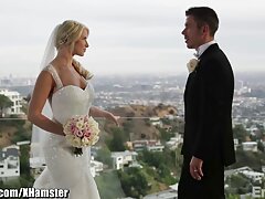 Mujer sexy tiene semen en su boca