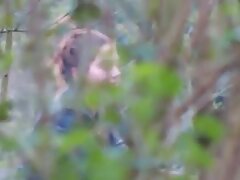 Puta tatuada se folla al masajista delante de su novio