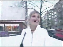 Rubia bronceada se folla a un negro