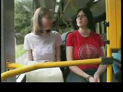 Mamá rubia desnuda hace que su almeja esté lista