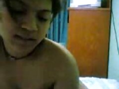 Morena culona arrodillada y chupando