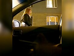 Tío joven folla a dos chicas cachondas en el sofá