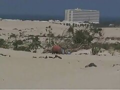Morena exótica con curvas monstruosas enculada por un joven flaco