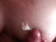Dos mujeres sexy están haciendo el amor apasionadamente