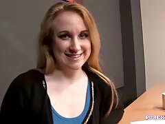 Dulce rubia tiene semen por toda la cara