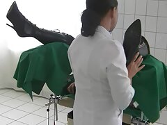 Emma Starletto monta una gran polla palpitante después de recibir oral