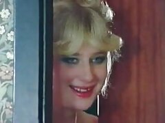 Rubia tetona frotando una polla enorme