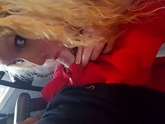 Dos sexys compañeras de piso divirtiéndose en la ducha