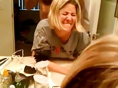 Ama de casa natural Siouxsie Q se sodomiza en la cocina
