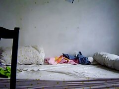 Bimbo con trenzas tienta al semental caliente a follar su pequeño agujero
