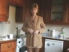 Rubia con camisa rosa chupando polla