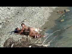A la pequeña le gusta la enorme polla de chocolate
