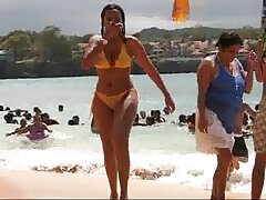 Chica guapa frotando y chupando una polla
