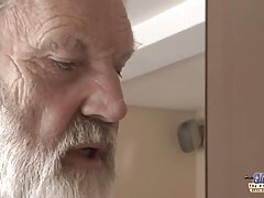 Rubia con los ojos vendados recibió una agradable sorpresa de cumpleaños