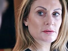 Rubia puta abre esposa y se masturba