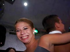 Kinky lady se masturba mientras ve sexo