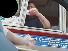 Chico asiático agarró los melones enormes de una milf