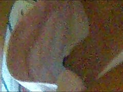 Tanya Tate burlándose con su escote semicircular